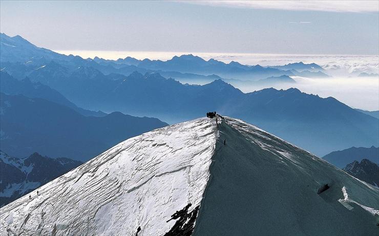 FRANCJA - Alpinistes au sommet du mont Blanc, Haute-Savoie, France.jpg
