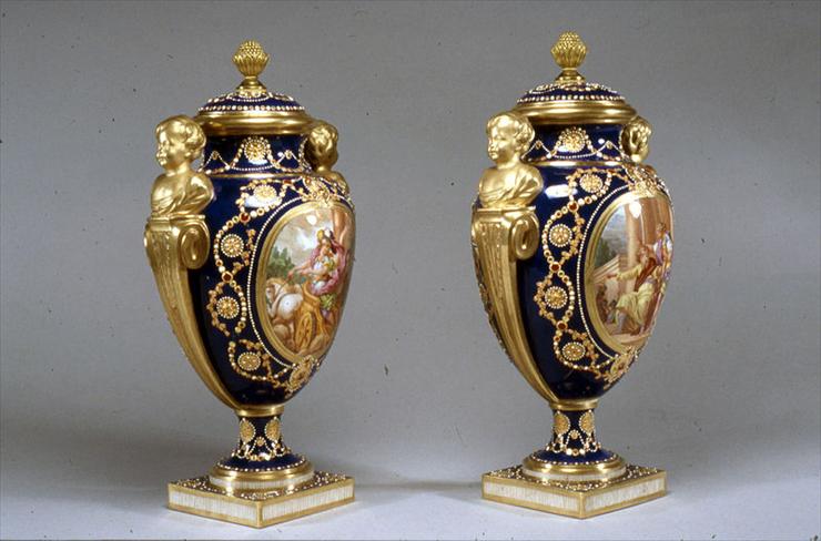 Porcelaine de Sevres - 800px-Svres_Porcelain_Manufactory_-_Pair_of_Vases_-_Walters Three_Quarter.jpg