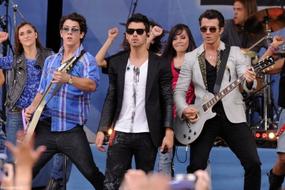 Jonas Brothers i Demi Lovato GMA 13.08 - Zdjęcia - normal_31.jpg