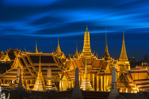 Wat Phra Kaew - swiatynia-szmaragdowego-buddy-o-zmierzchu-wat-phra-kaew-tajlandia_35048-798.jpg