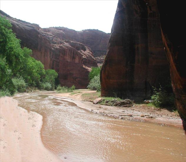 Góry - Roadway through the canyon.jpg