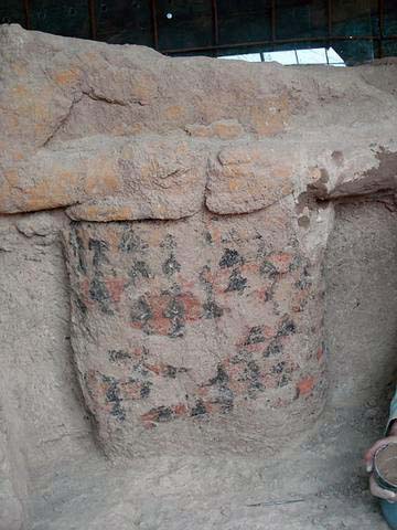 Iran epoki brązu - obrazy - figureLarge. Duży pomnik odnaleziony w Dżirof.jpg