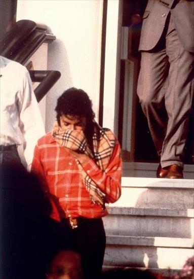 ZDJĘCIA - Michael-Jackson-wearing-a-Burberry-scarf-michael-jackson-19698343-587-842.jpg