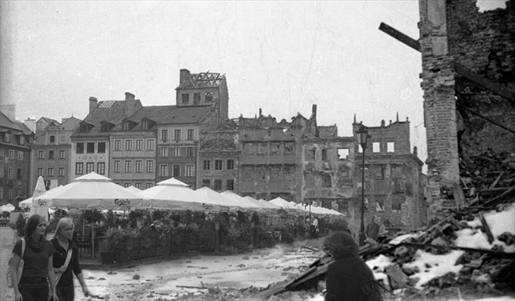 archiwalne fotografie II wojna światowa - Powstanie w Warszawie Ruiny Kamienic przy Rynku Starego Miasta.jpg