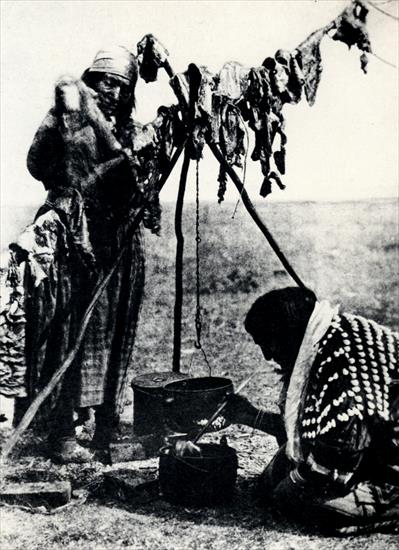 Photos of Indians Edward S. Curtis - 1910-1925 Edward S. Curtis  Cuisinires Blackfeet, Blackfeet cookers.jpg