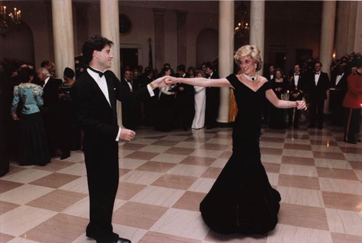 Lady Diana - księ... - Księżna Walii Diana i John Travolta w Białym Domu w Waszyngtonie.jpg