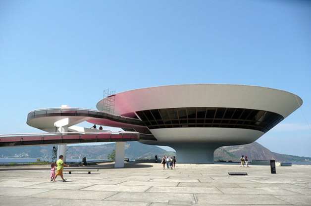 Dziwne i śmieszne budowle - Museum of Contemporary Art Niteroi, Brazylia.jpg