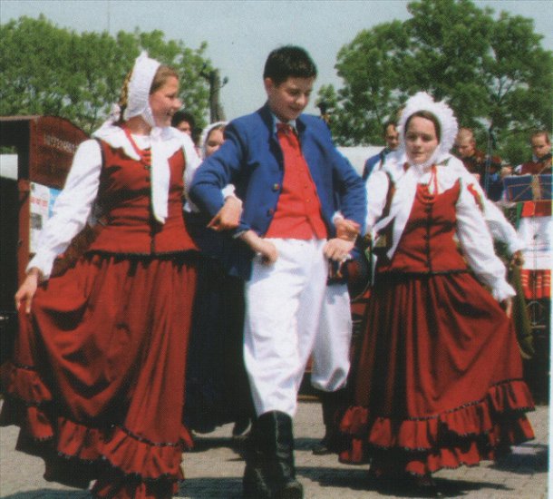 folklor mazurski - strój mazurski -zespoł ludowy w strojach 1.jpg