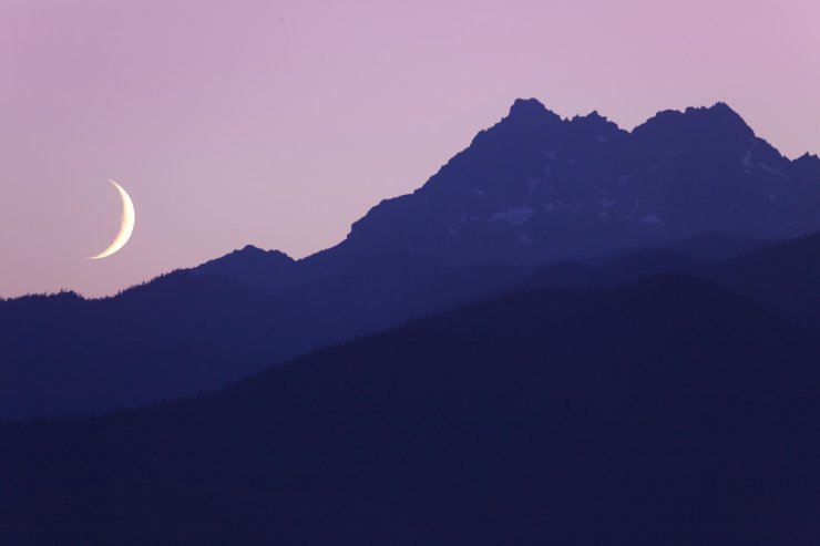 SŁOŃCE - wschody, zachody - Crescent Moon Over Olympic National Park, Washington.jpg