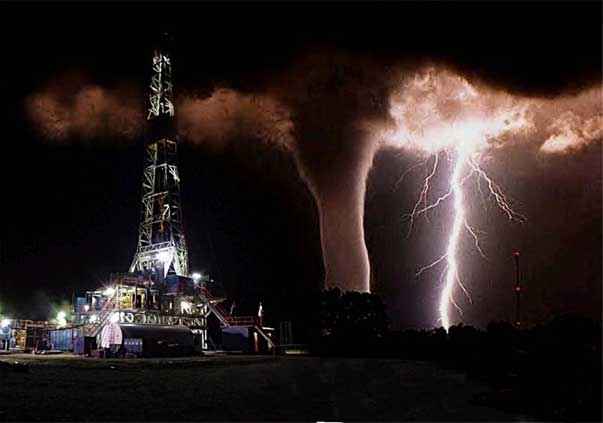 Pioruny - oil-rig-tornado.jpg