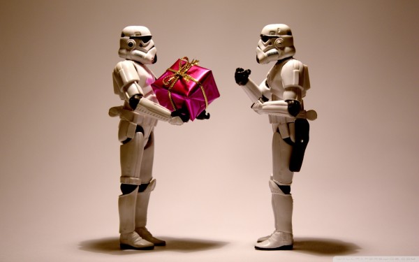 Administracja - New-Year-Gift-Star-Wars-Stormtroopers-600x375.jpg