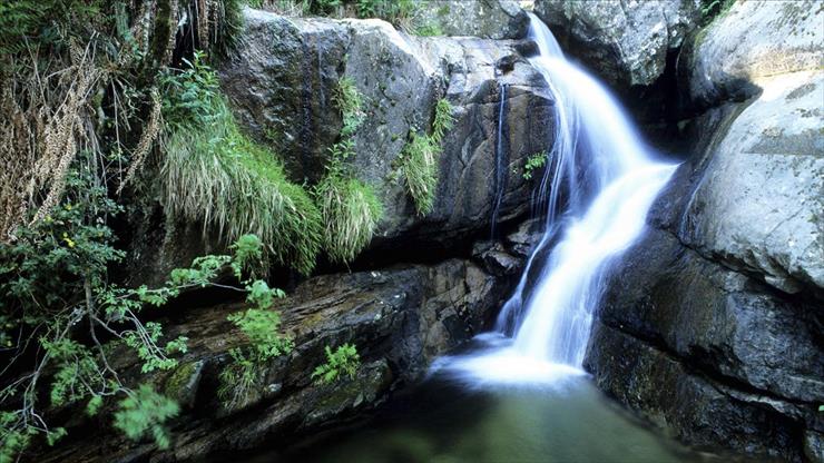 tapety na kompa - Aitone Waterfalls, Corse du Sud, France.jpg