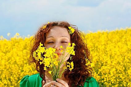Kobieta i  kwiaty - Women-Smelling-Flowers-Yellow-main_Full.jpg